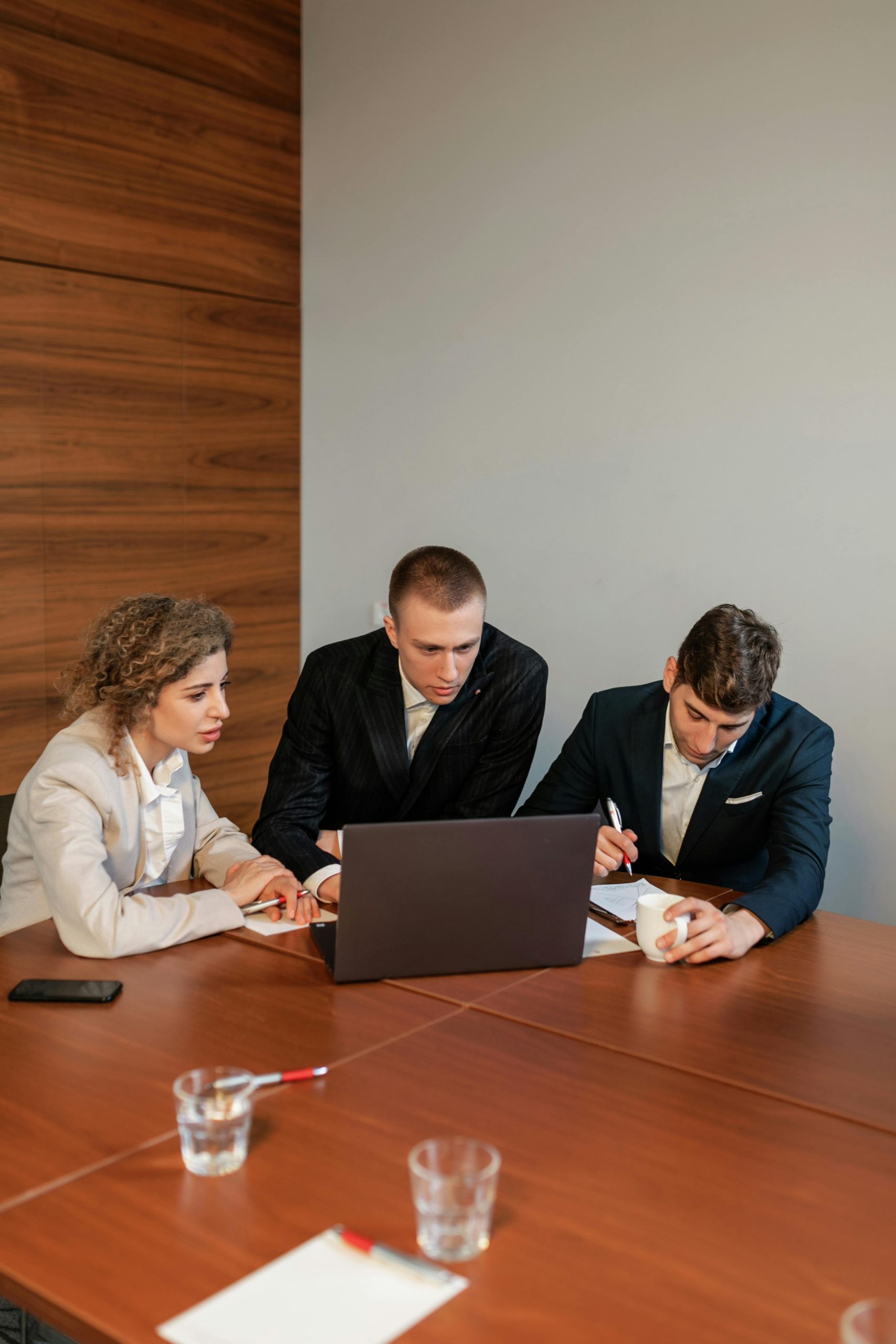 Business English filler phrases to improve fluency and professional confidence in meetings